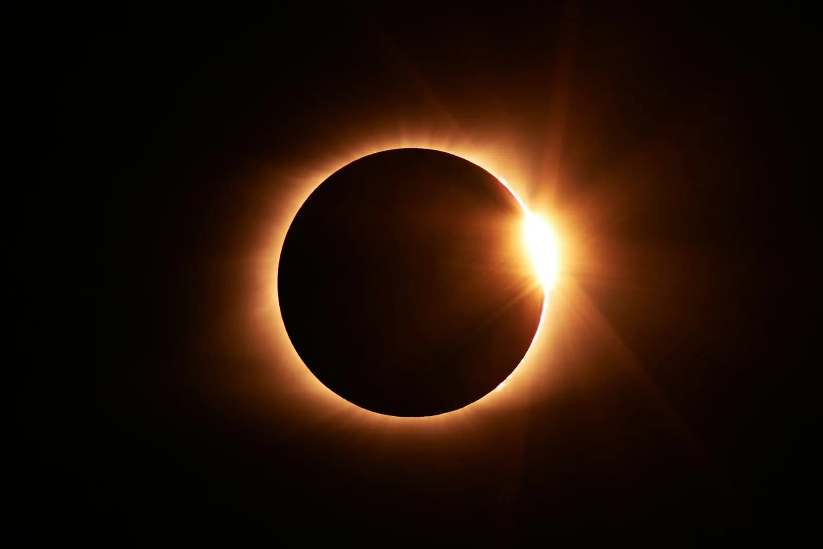 Eclipse solar total com anel de luz